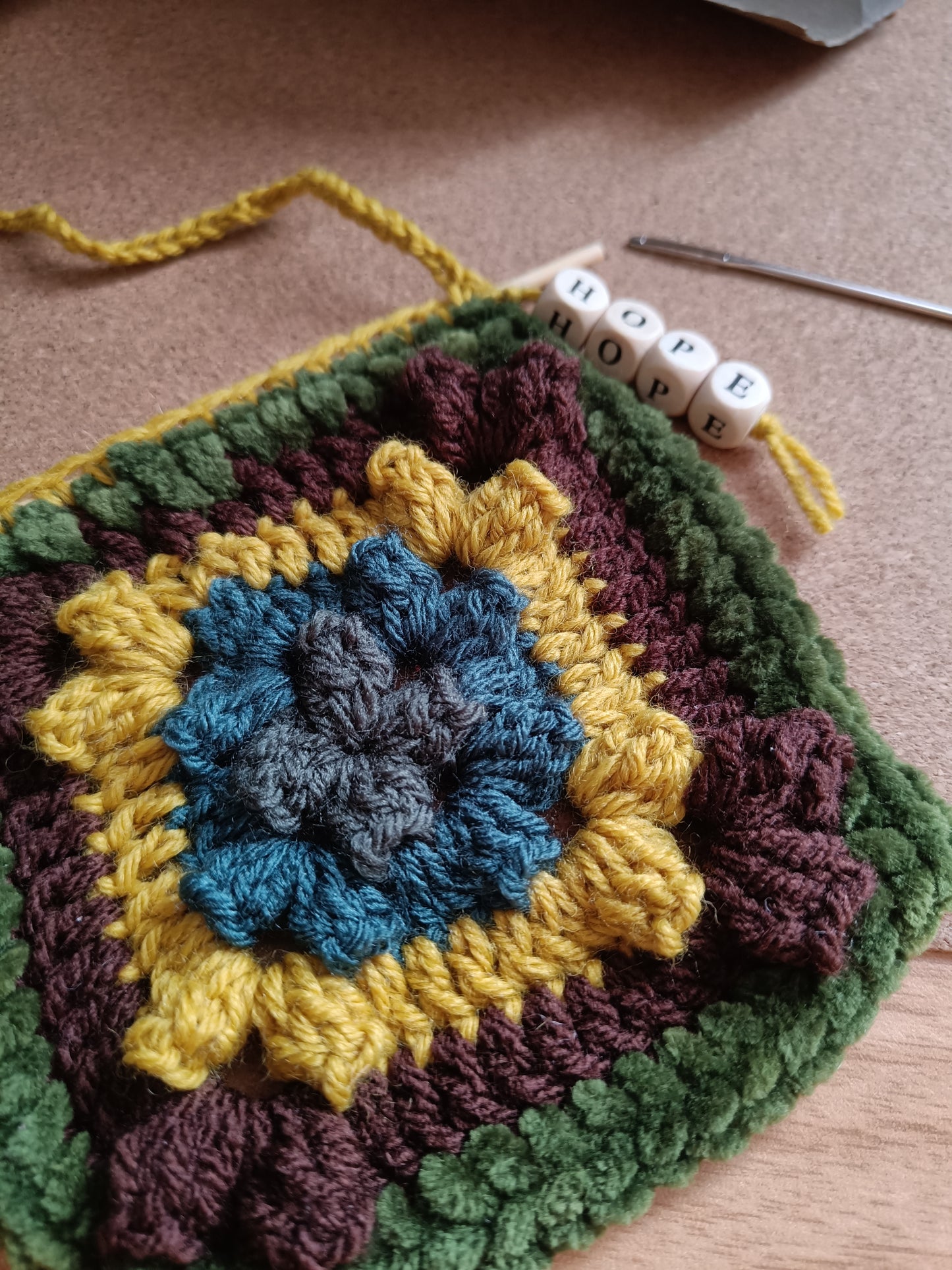 Granny square à suspendre - Hope