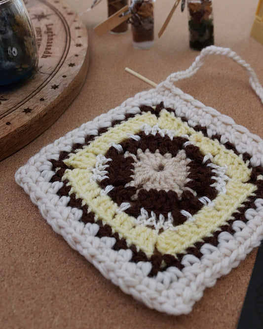 Granny square à suspendre - Brave