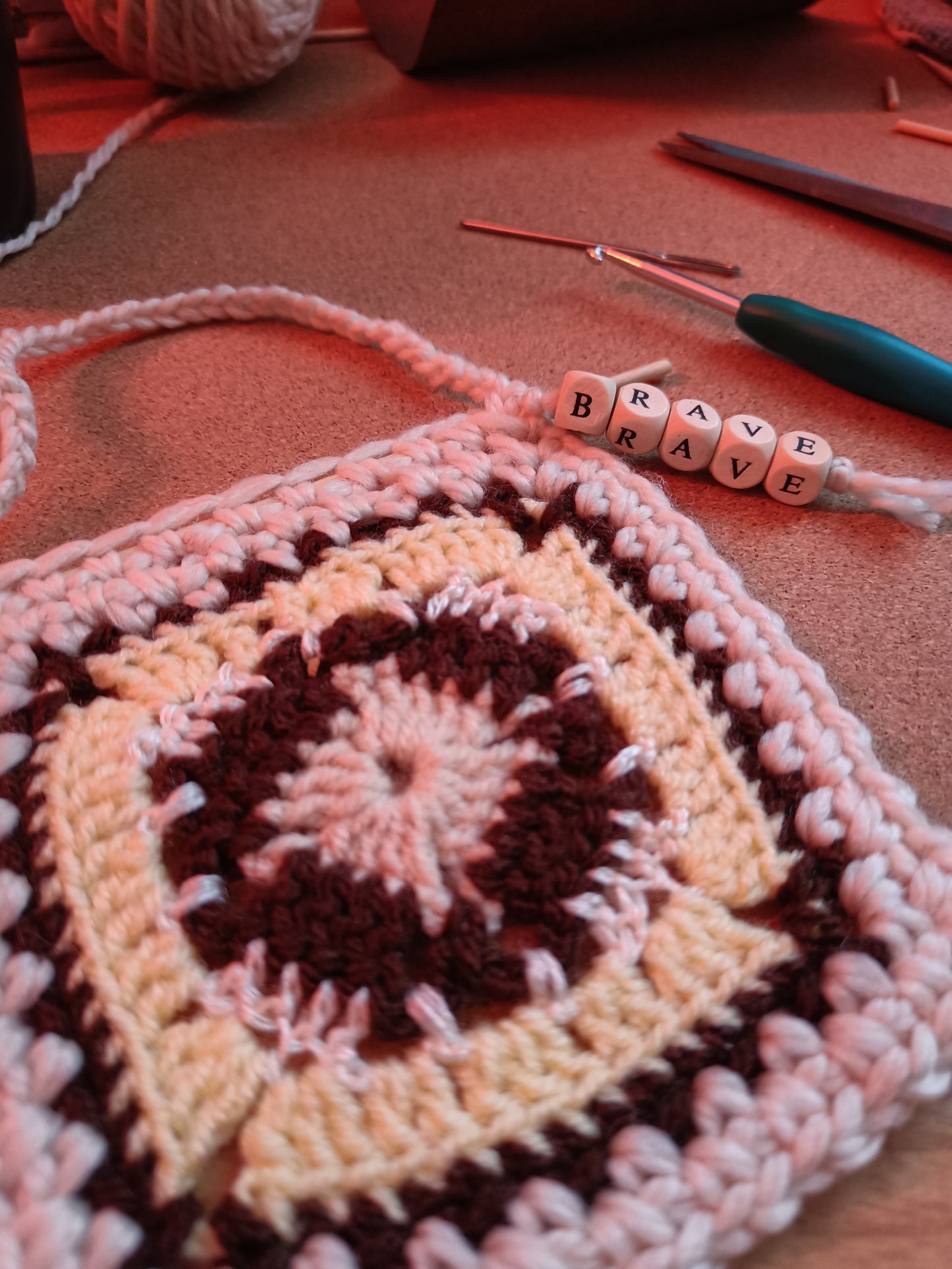 Granny square à suspendre - Brave