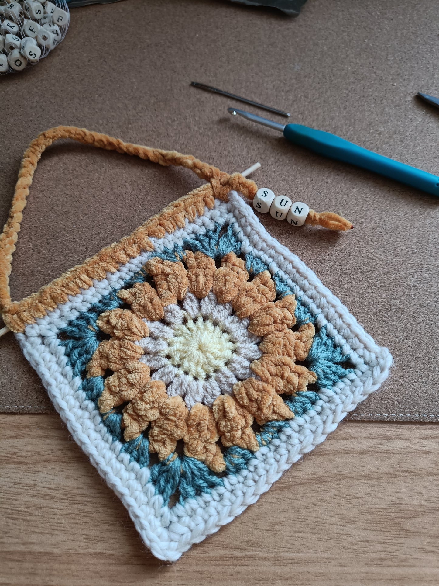 Granny square à suspendre - Sun