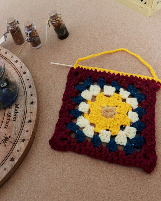 Granny square à suspendre - Wisdom