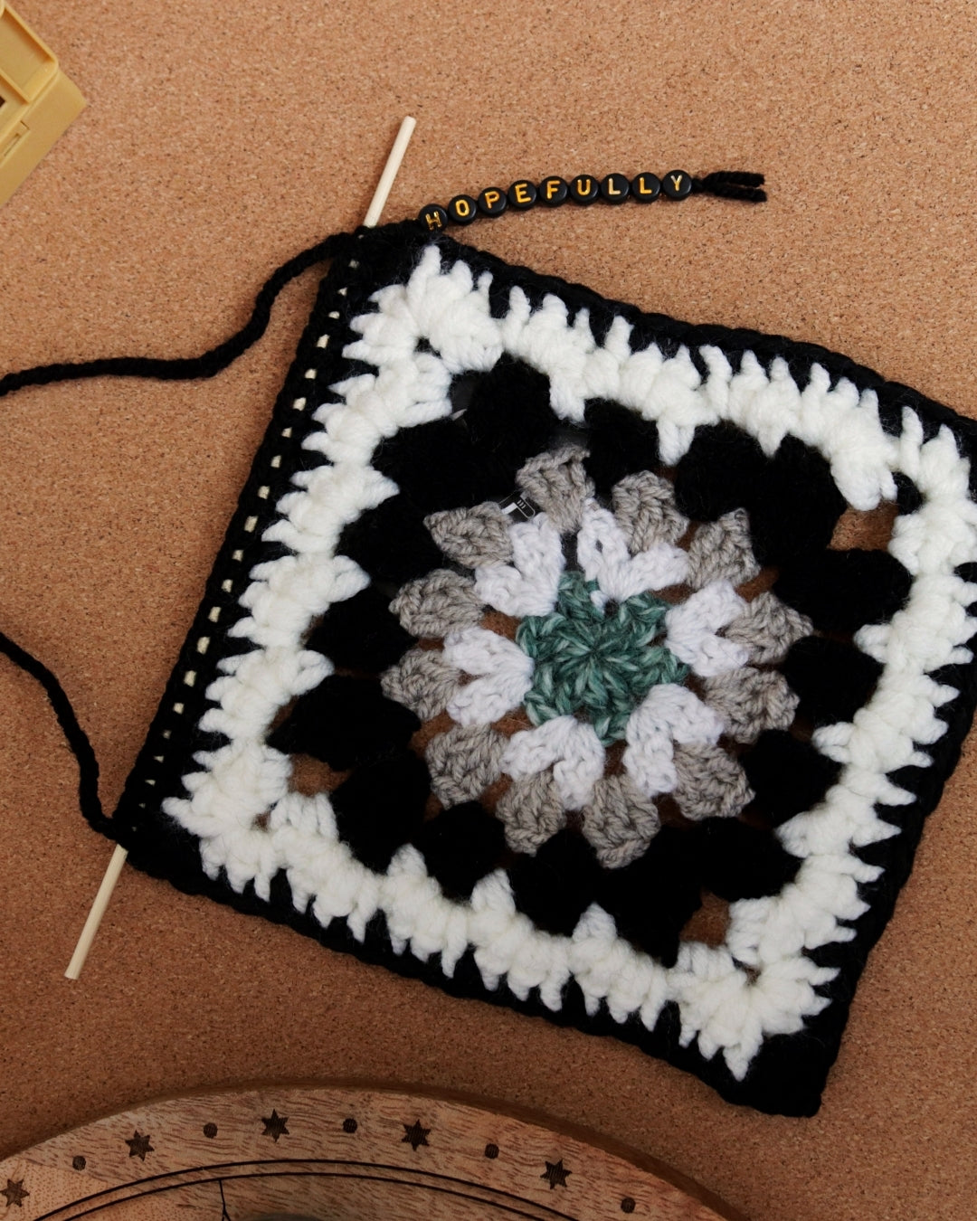Granny square à suspendre - Hopefully