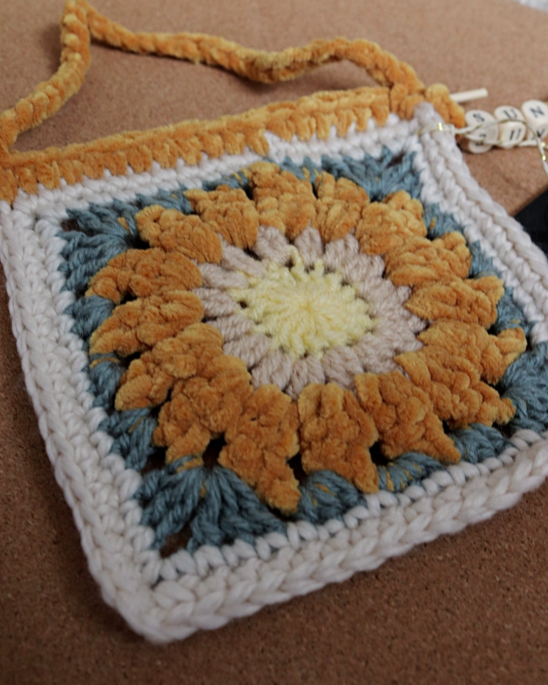 Granny square à suspendre - Sun