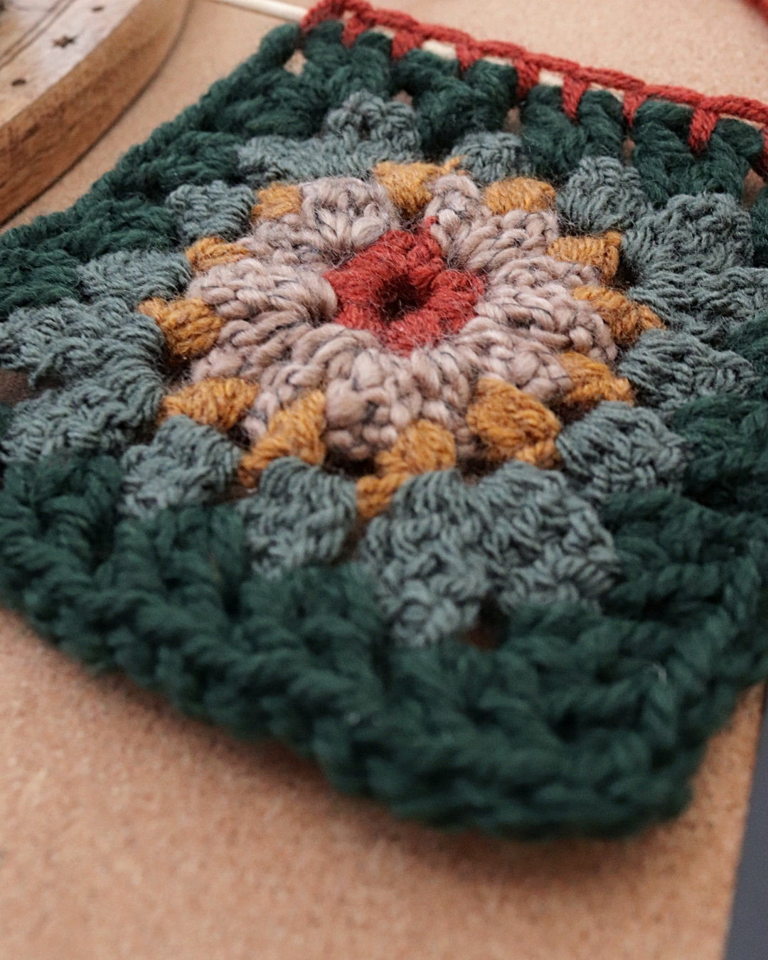 Granny square à suspendre - Earth
